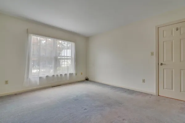 $560,000 | 40 Stratham Green Road, Stratham, NH 03885