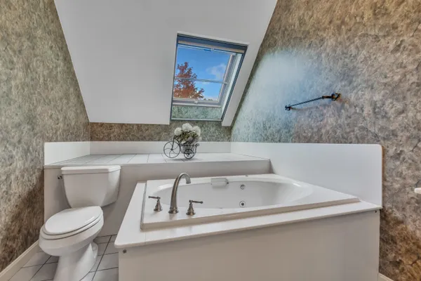 $560,000 | 40 Stratham Green Road, Stratham, NH 03885