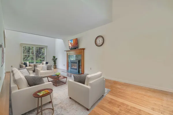 $560,000 | 40 Stratham Green Road, Stratham, NH 03885