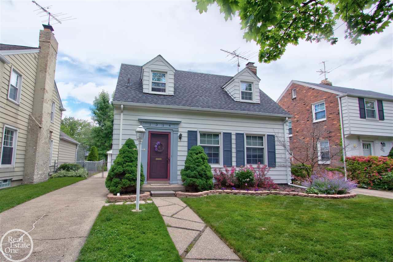 1324 Roslyn Road Grosse Pointe, MI 48236 - Photo 32 of 34 31351245-31.JPG