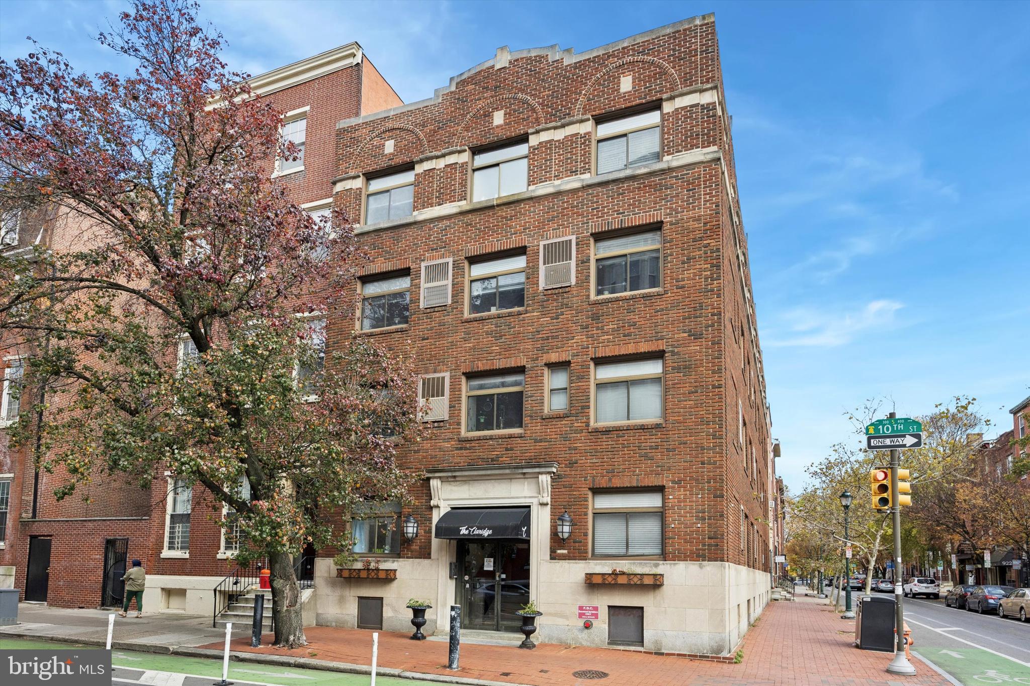 319 South 10th Street, Unit 335 Philadelphia, PA 19107 - Photo 13 of 15 a tall building with a outdoor space