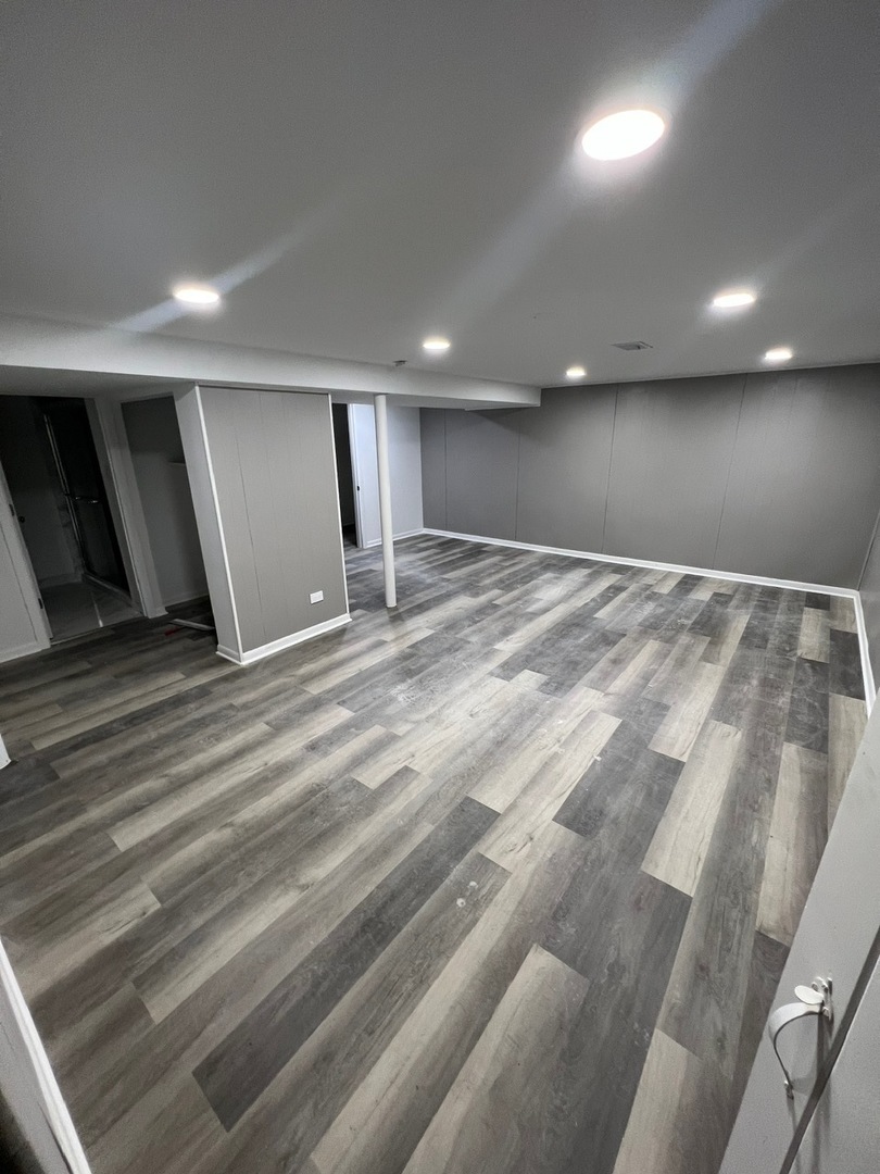 1631 Dundee Road Northbrook, IL 60062 - Photo 17 of 20 a view of empty room