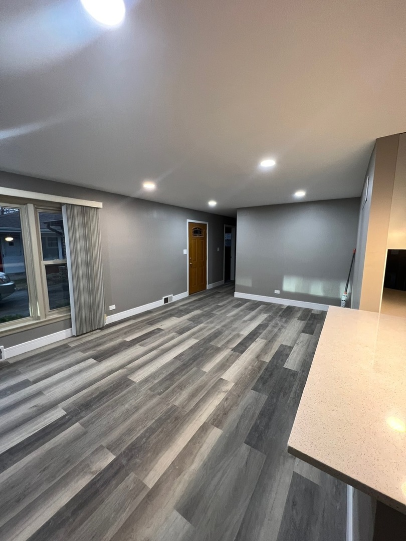 1631 Dundee Road Northbrook, IL 60062 - Photo 4 of 20 a view of a kitchen