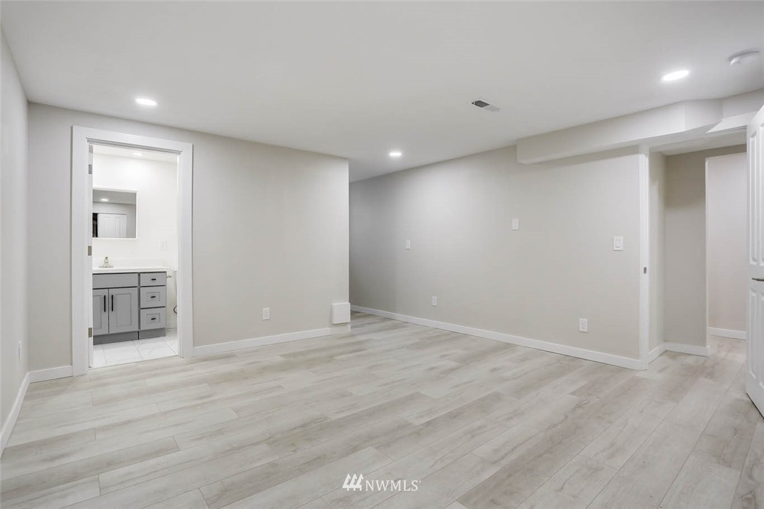 9077 Renton Avenue South Seattle, WA 98118 - Photo 21 of 28 Gallery Image 21