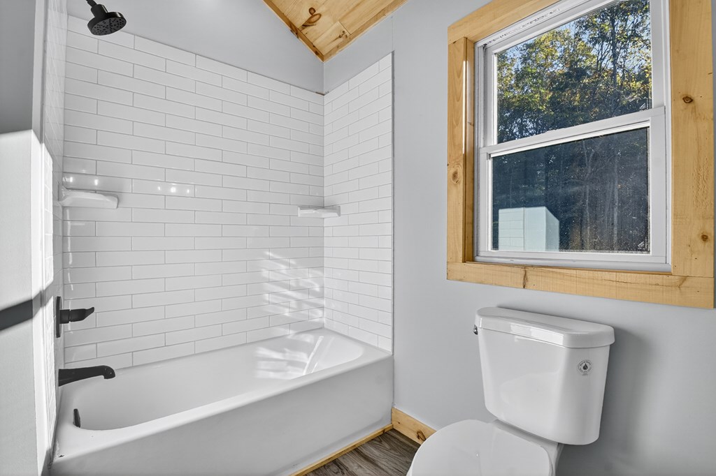 646 High Country Crossing Morganton, GA 30560 - Photo 37 of 44 a bathroom with a toilet and a bathtub
