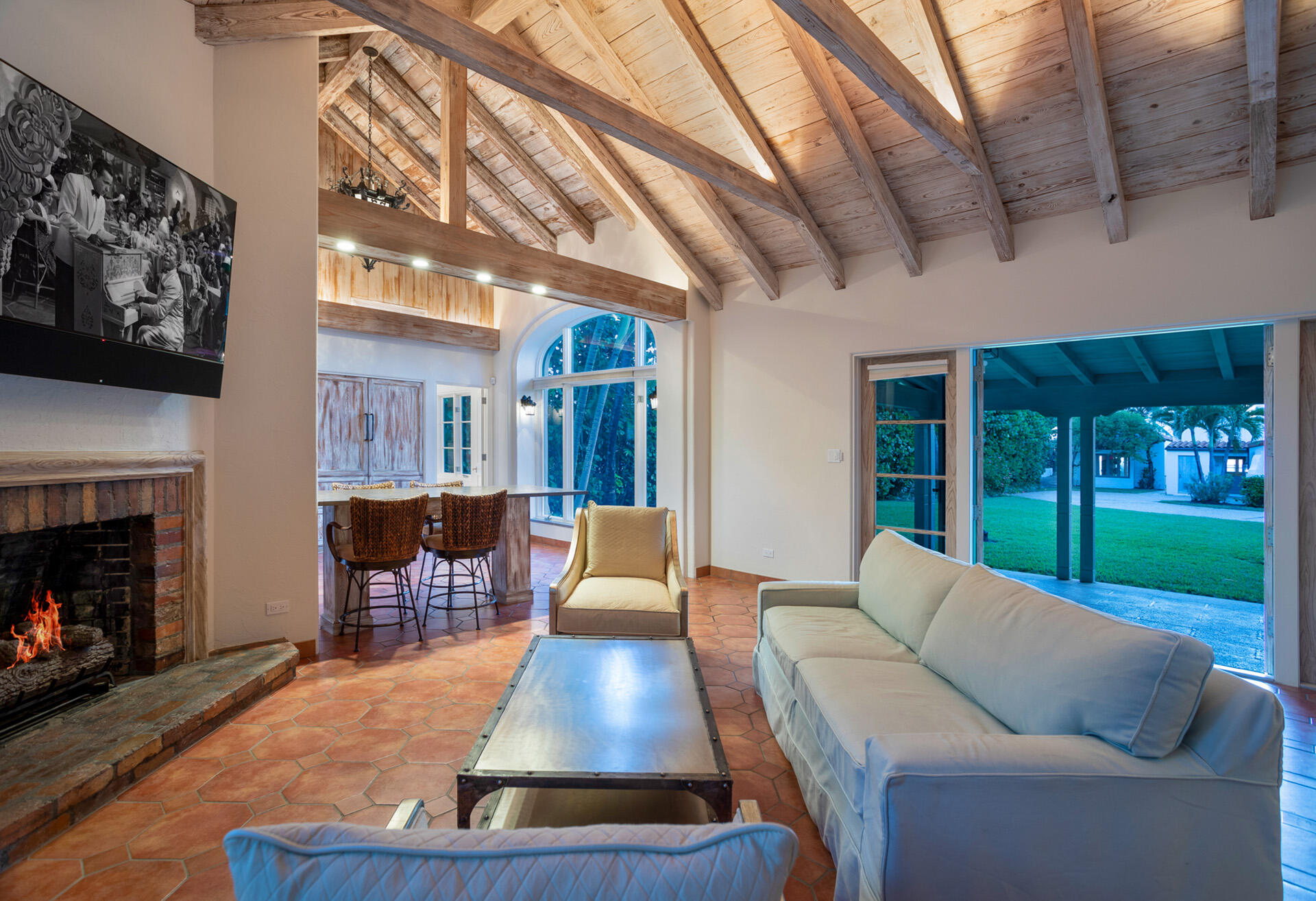 2817 North Ocean Boulevard Delray Beach, FL 33483 - Photo 13 of 28 GUEST_HOUSE_LIVING_SIDE_VIEW