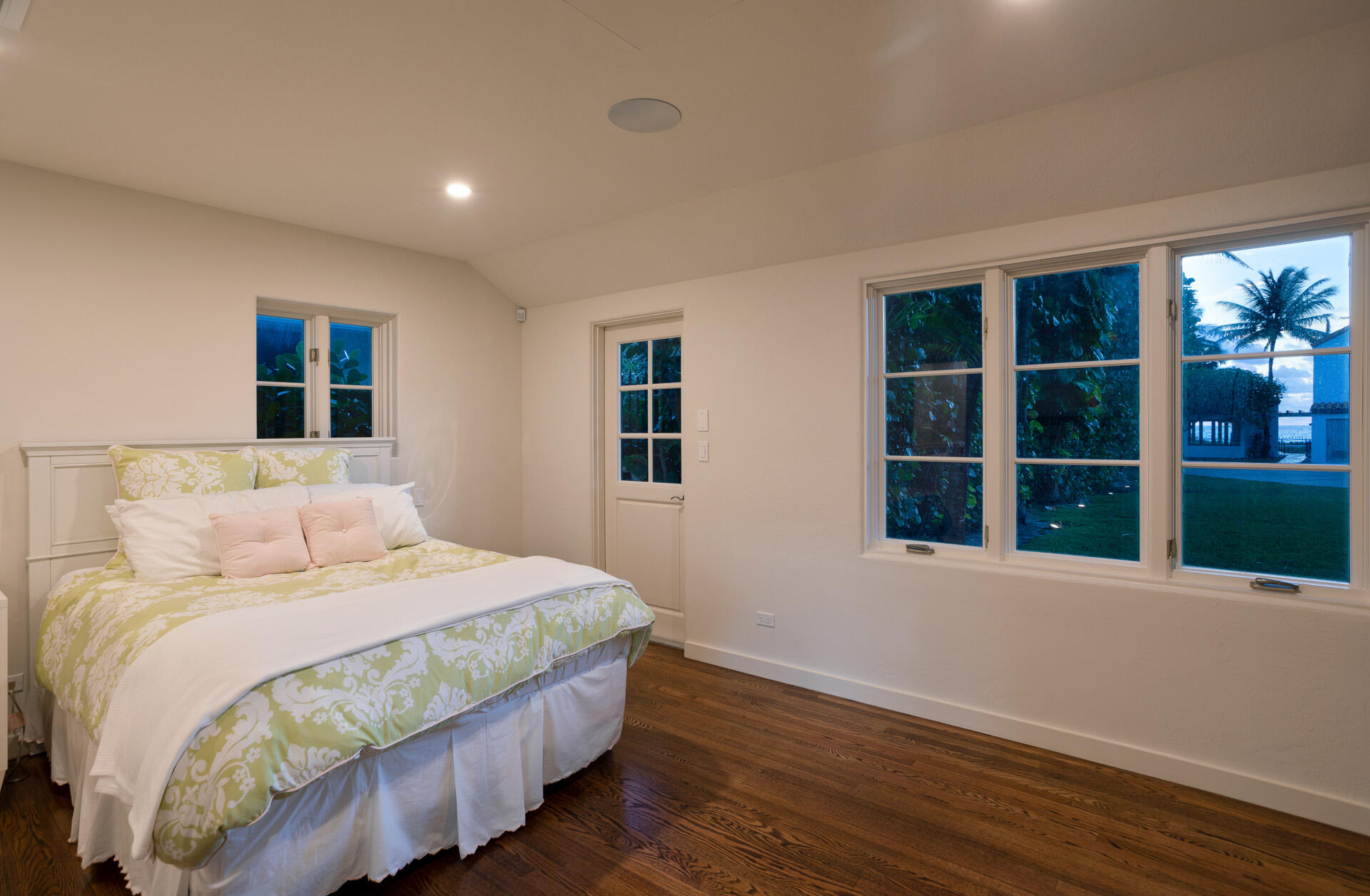 2817 North Ocean Boulevard Delray Beach, FL 33483 - Photo 14 of 28 GUEST_HOUSE_BED_RIGHT_ANGLE