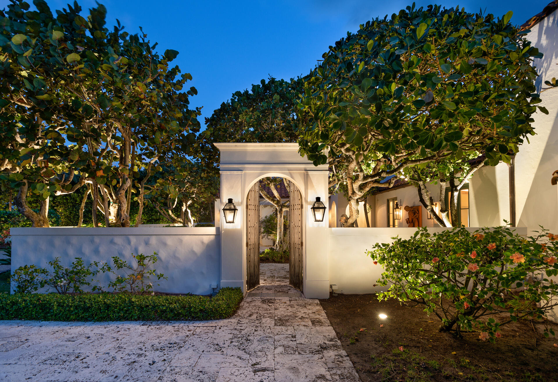 2817 North Ocean Boulevard Delray Beach, FL 33483 - Photo 2 of 28 FRONT_ENTRY_RT