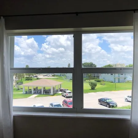 $1,400 | 210 Horizon Street East, Boynton Beach, FL 33435