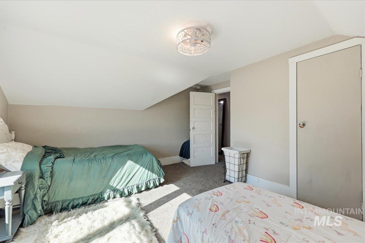 148 Glascock Road Weiser, ID 83672 - Photo 23 of 32 Carpeted bedroom with vaulted ceiling and baseboards