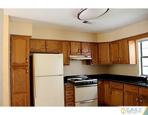 1204 Timber Oaks Road Edison, NJ 08820 - Photo 3 of 11