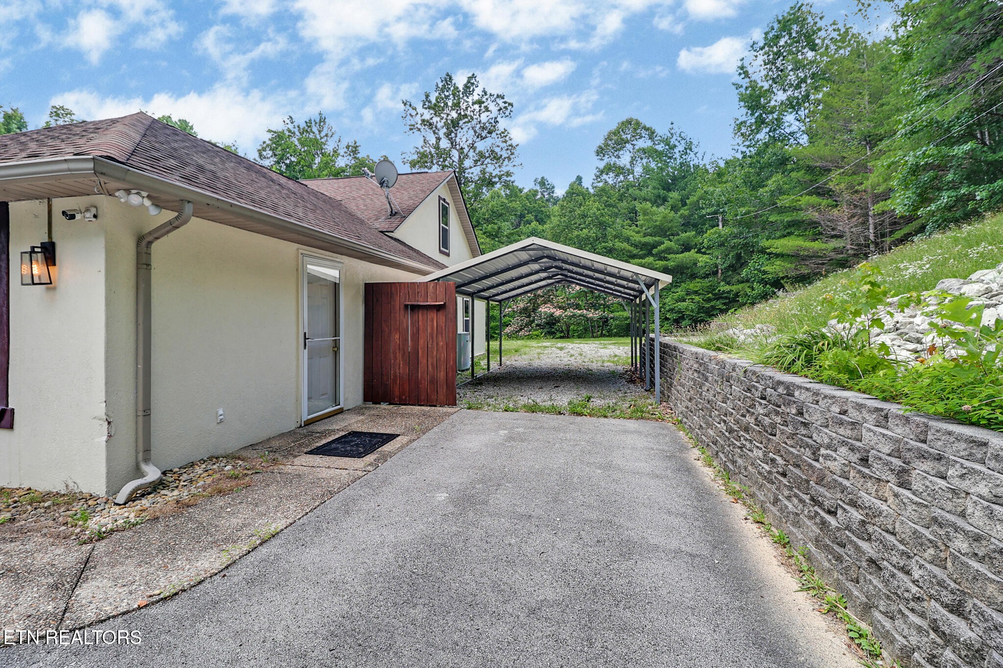 395 Ashley Lane Oneida, TN 37841 - Photo 4 of 40