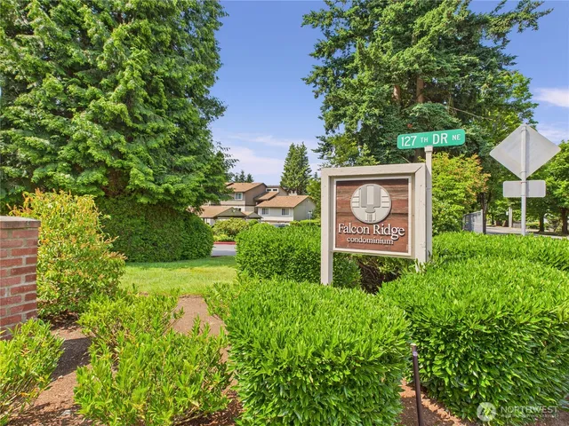 a sign that is sitting in front of a building