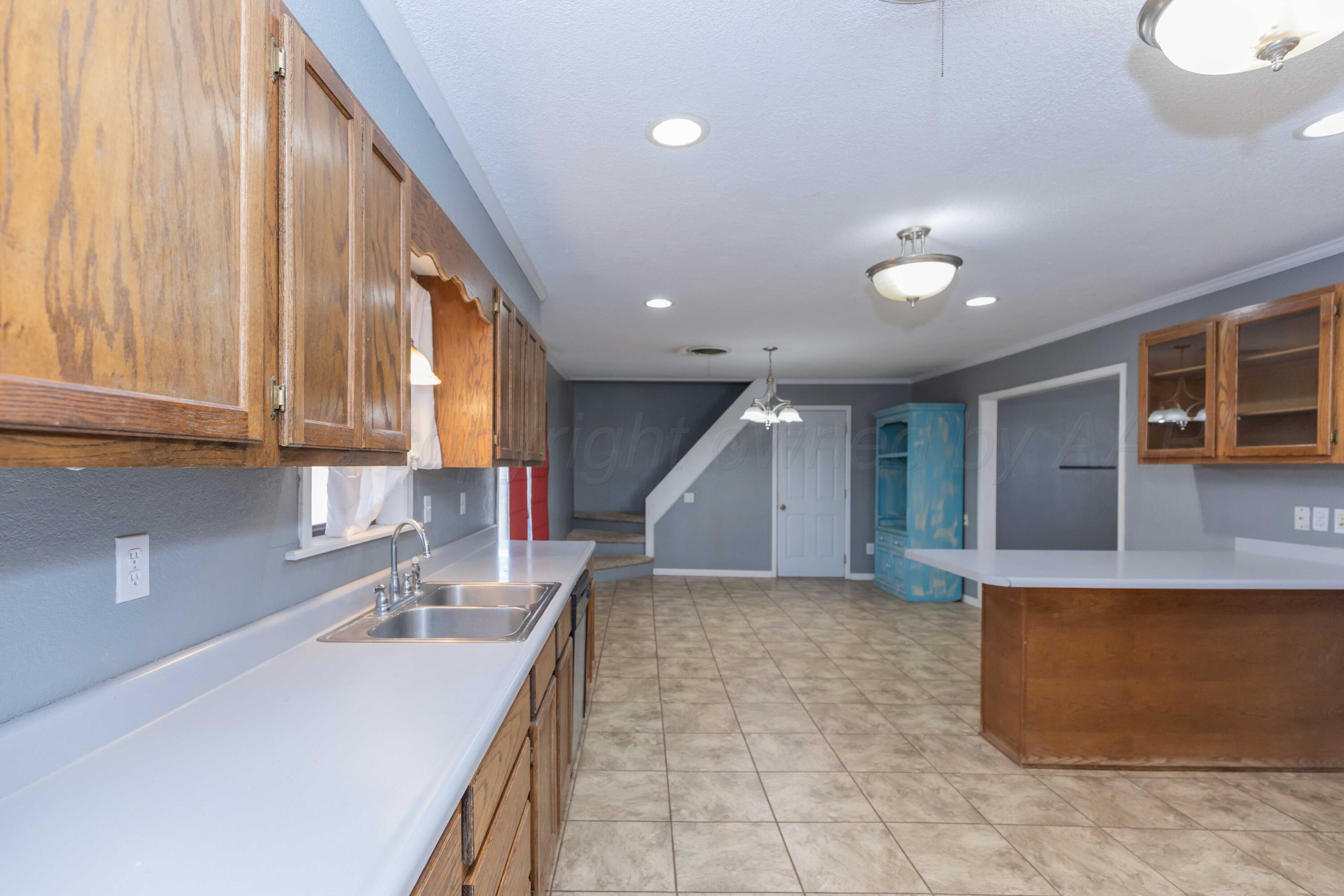 1209 South Main Street Shamrock, TX 79079 - Photo 12 of 45 KITCHEN VIEW 5