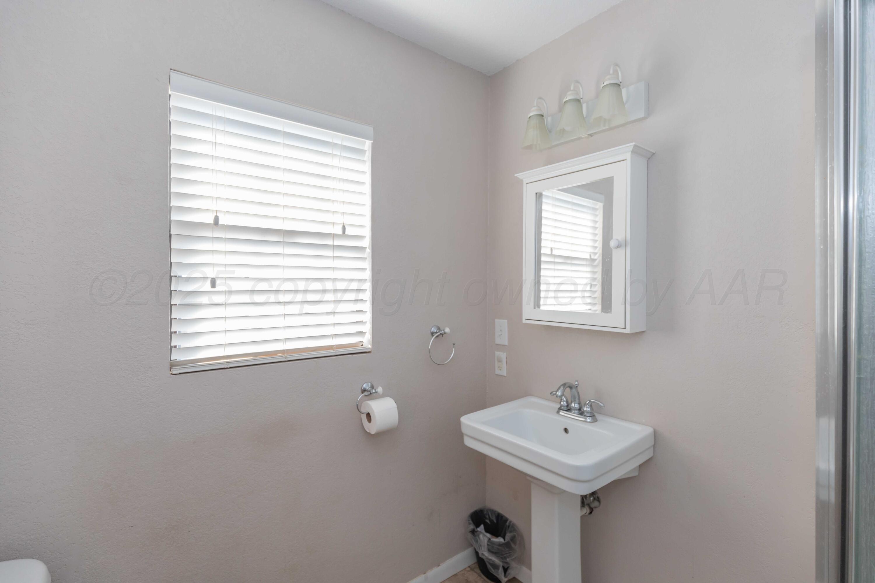 1209 South Main Street Shamrock, TX 79079 - Photo 21 of 45 BATHROOM 3 VIEW 1