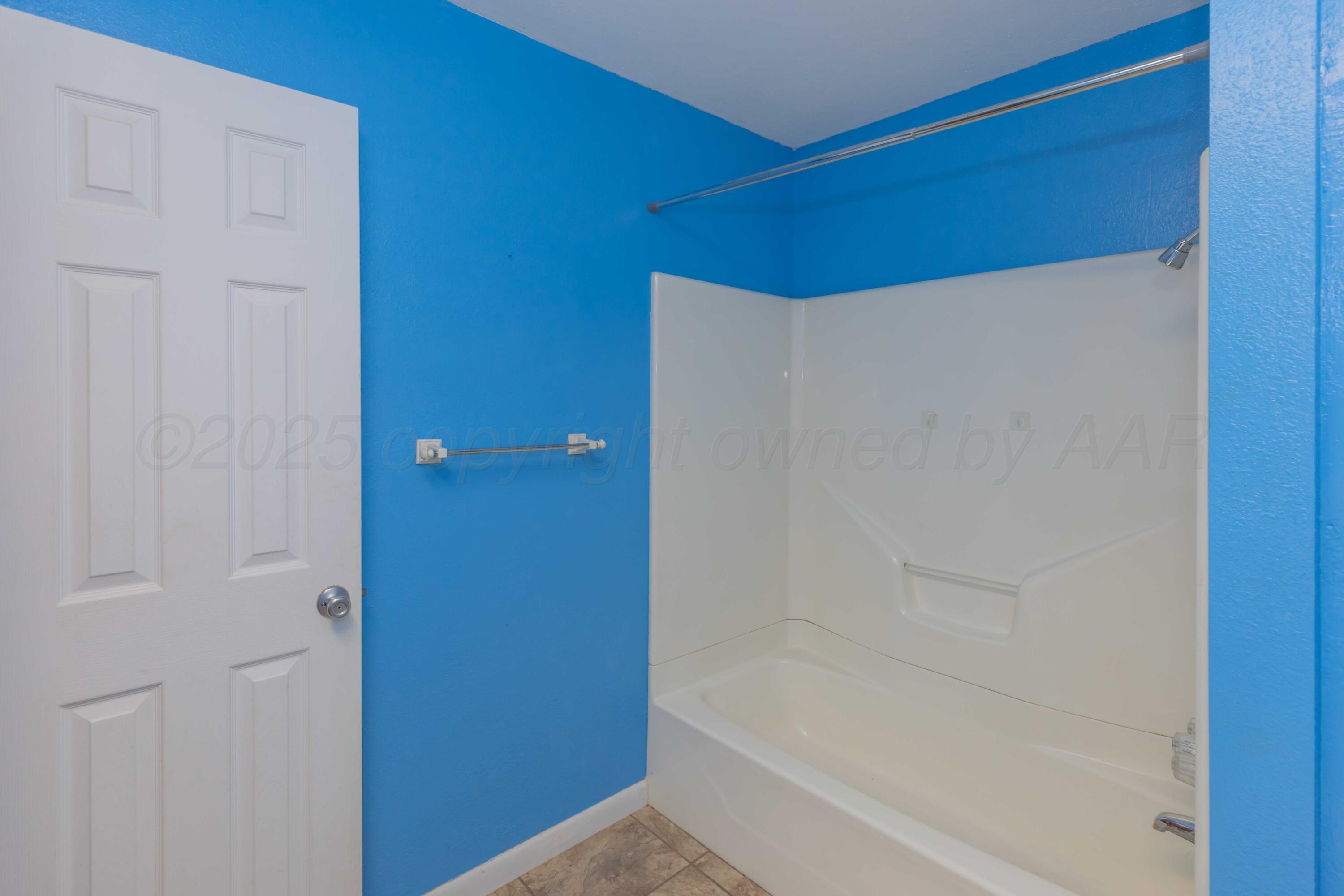 1209 South Main Street Shamrock, TX 79079 - Photo 27 of 45 BATHROOM 2 VIEW 2