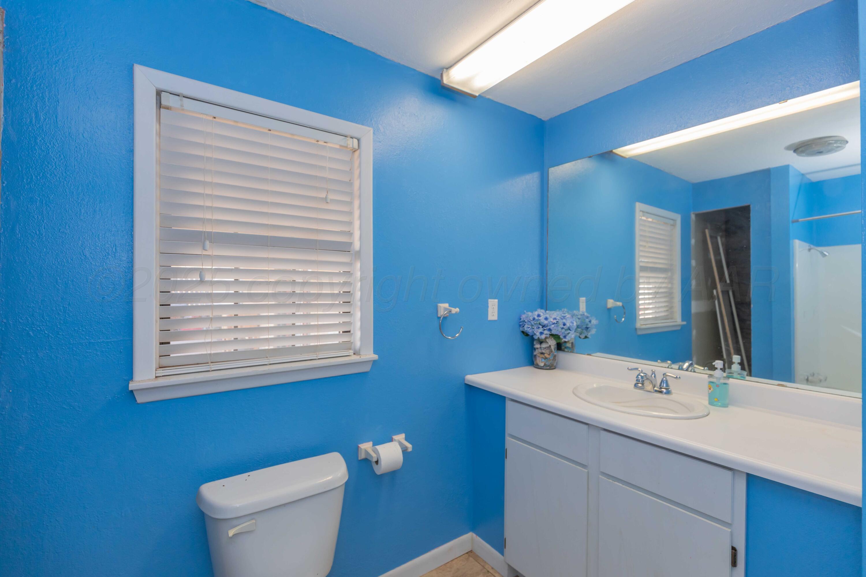 1209 South Main Street Shamrock, TX 79079 - Photo 28 of 45 BATHROOM 2 VIEW 1