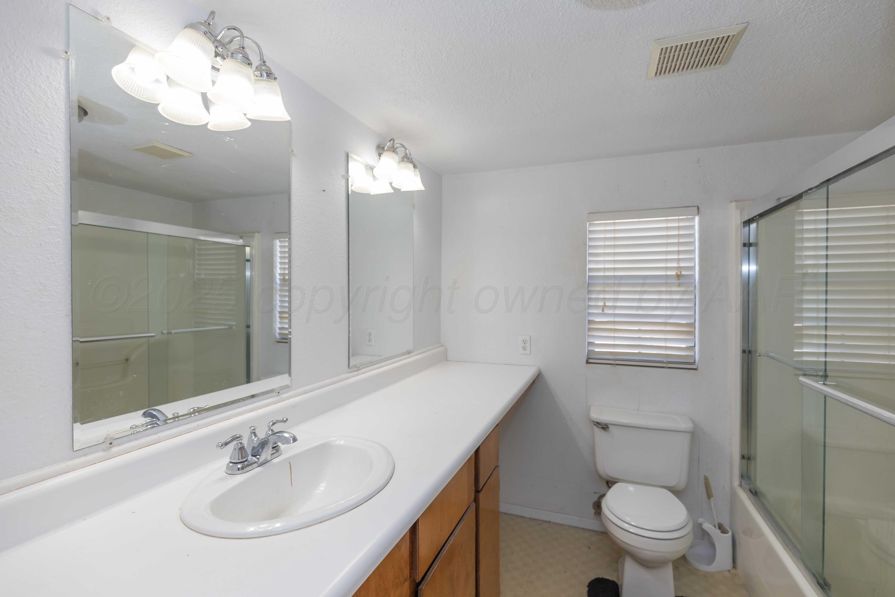 1209 South Main Street Shamrock, TX 79079 - Photo 33 of 45 MASTER BATH VIEW 1