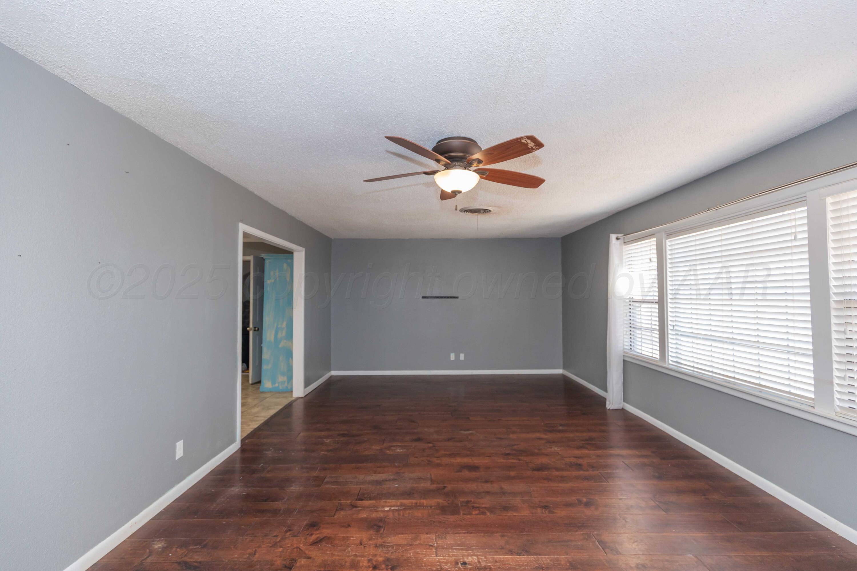 1209 South Main Street Shamrock, TX 79079 - Photo 7 of 45 LIVING ROOM VIEW 2