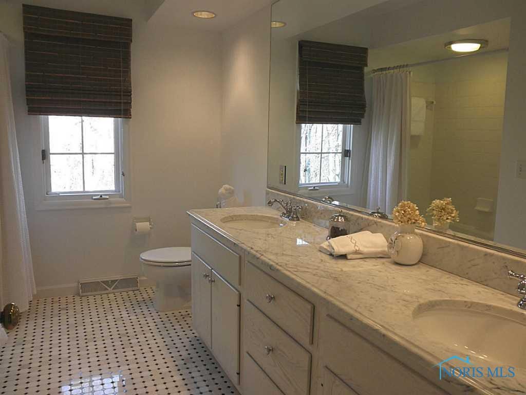2805 Riva Ridge Road Toledo, OH 43615 - Photo 16 of 20 Full Bath.