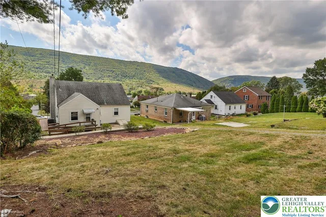 a view of a house with a yard