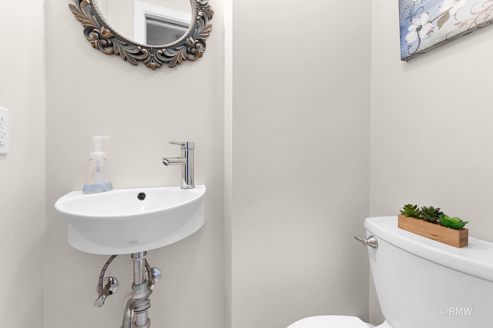 735 Spring Road Elmhurst, IL 60126 - Photo 15 of 34 a bathroom with a sink a toilet and mirror