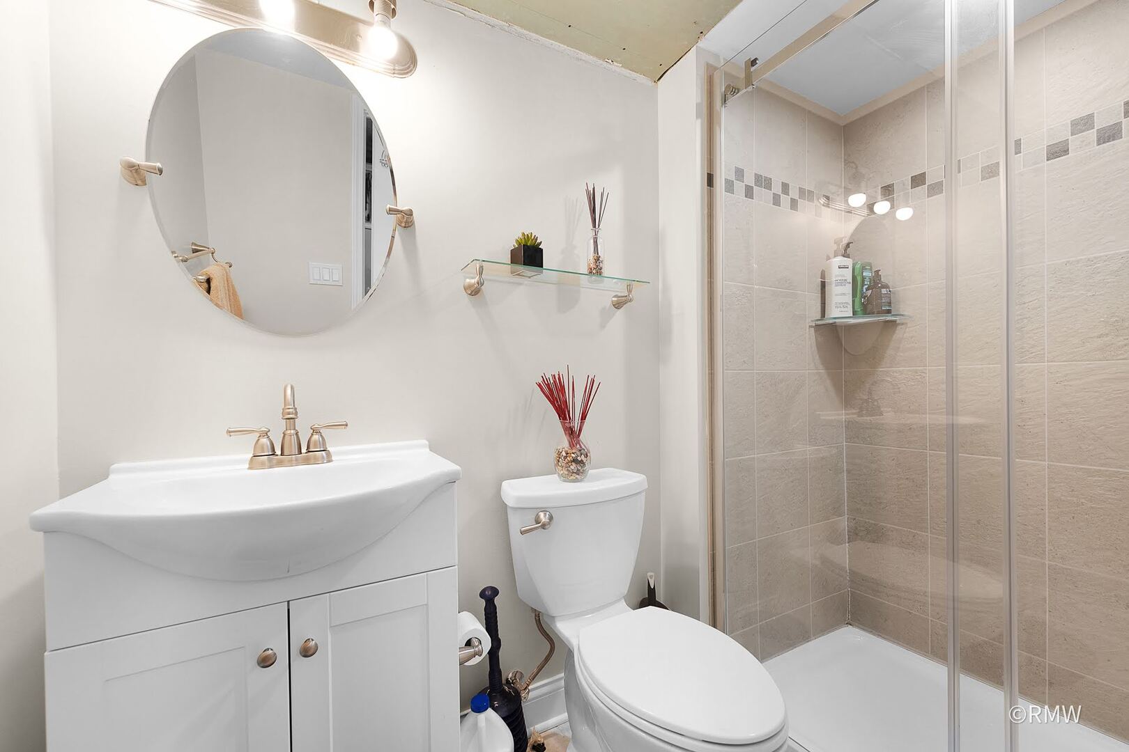 735 Spring Road Elmhurst, IL 60126 - Photo 10 of 34 a bathroom with a sink toilet and shower