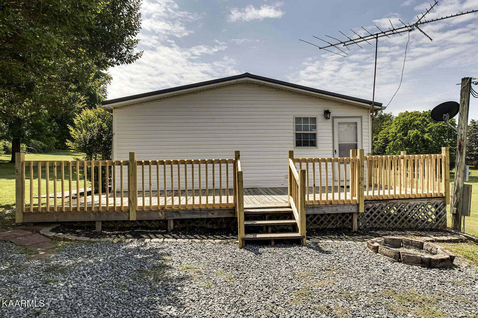 511 South Judd Road Decatur, TN 37322 - Photo 36 of 53 37_JuddLane_511_SideDeck03