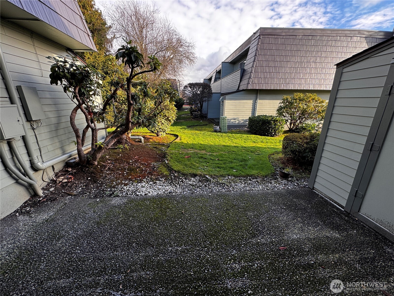 12600 4th Avenue West, Unit 7H Everett, WA 98204 - Photo 13 of 30 a front view of a house with a yard