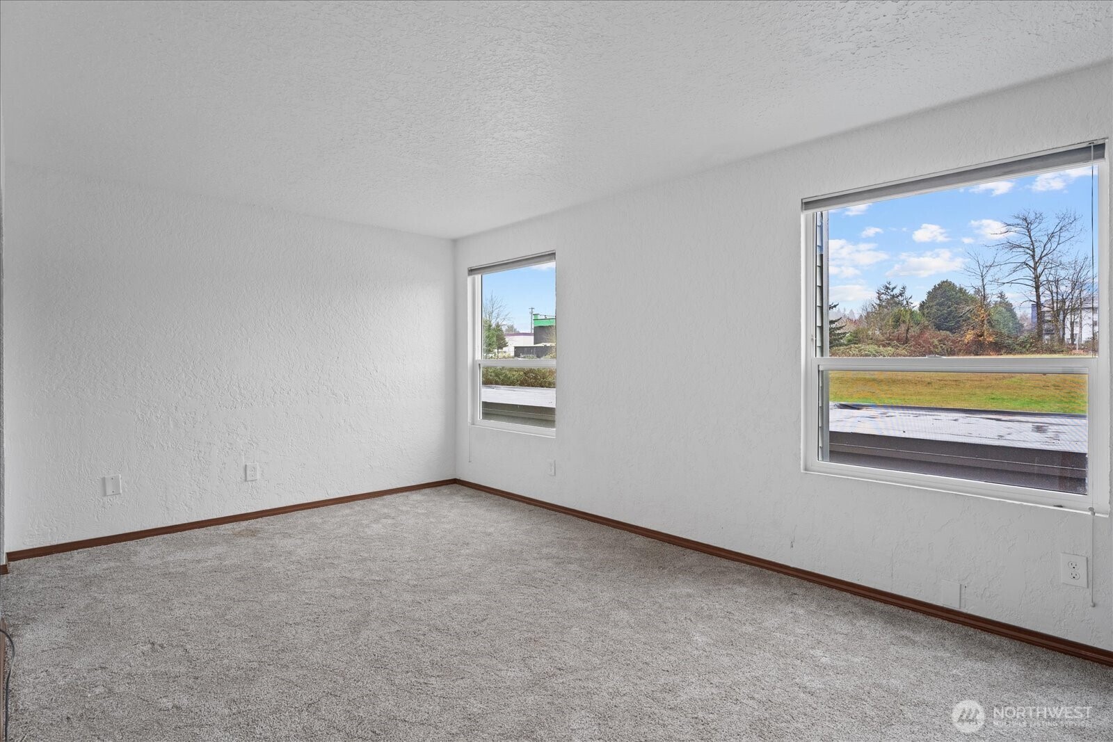 12600 4th Avenue West, Unit 7H Everett, WA 98204 - Photo 21 of 30 an empty room with a window