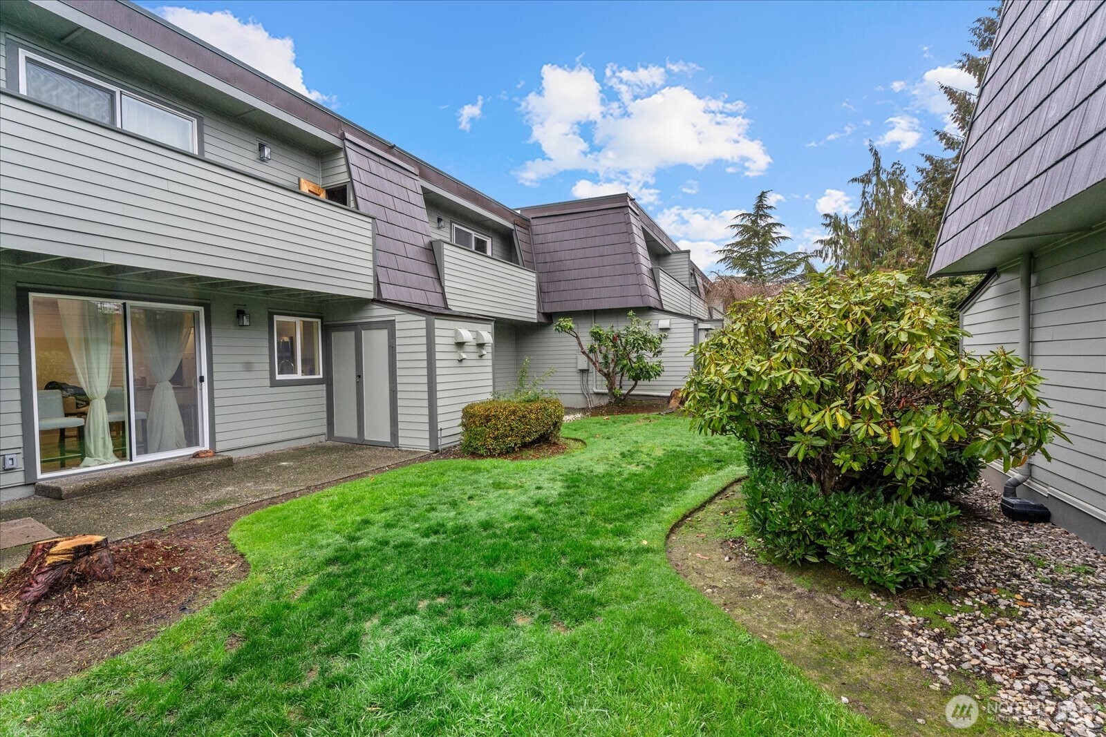 12600 4th Avenue West, Unit 7H Everett, WA 98204 - Photo 27 of 30 a view of a house with a garden