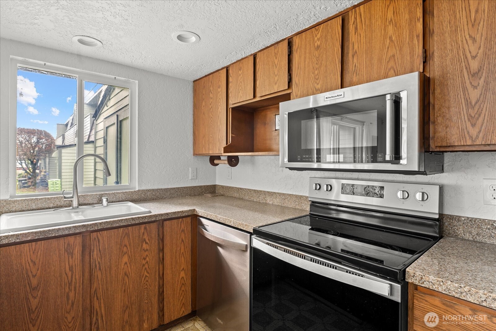 12600 4th Avenue West, Unit 7H Everett, WA 98204 - Photo 7 of 30 a kitchen with stainless steel appliances a sink stove and cabinets
