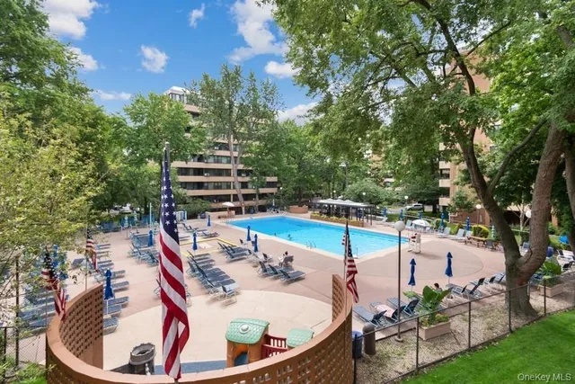 $399,888 | 166-26 Powells Cove Boulevard, Unit 9A | Beechhurst