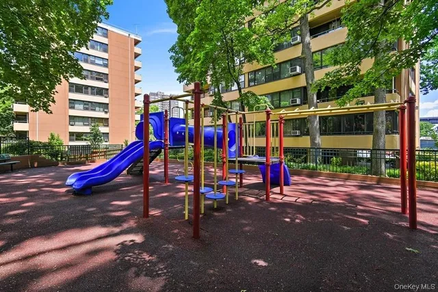 $399,888 | 166-26 Powells Cove Boulevard, Unit 9A | Beechhurst