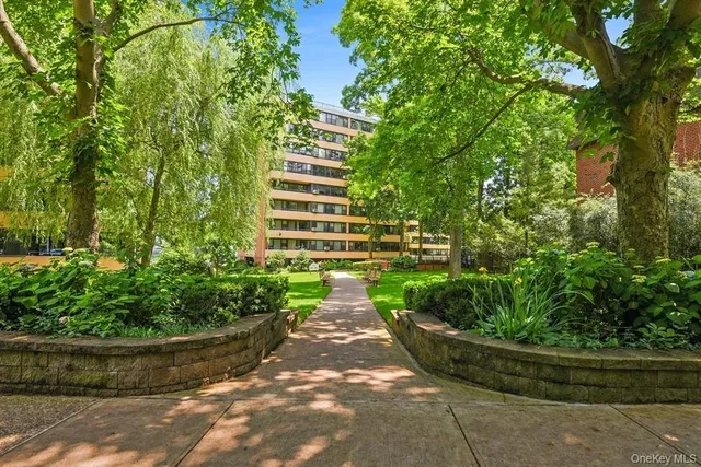 $399,888 | 166-26 Powells Cove Boulevard, Unit 9A | Beechhurst