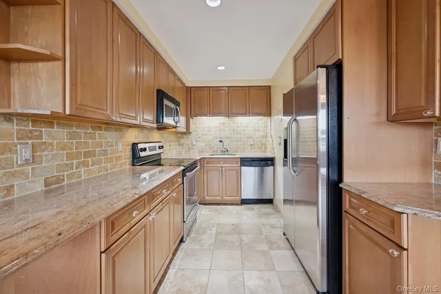 $399,888 | 166-26 Powells Cove Boulevard, Unit 9A | Beechhurst