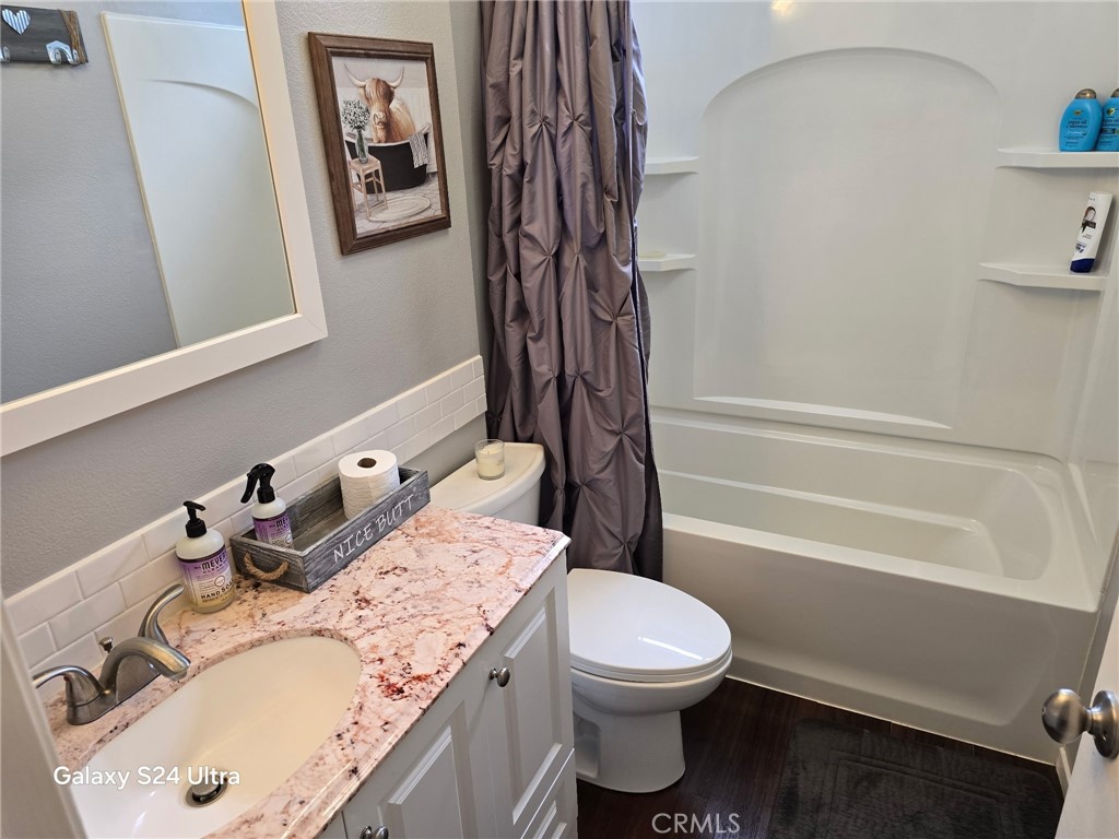 11504 Los Molinos Way Riverside, CA 92505 - Photo 21 of 40 a bathroom with a sink a toilet and a bathtub