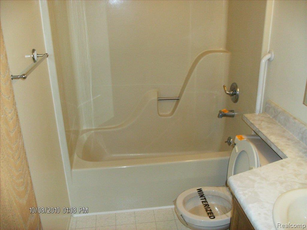 86 Triangle Lake Road Howell, MI 48843 - Photo 8 of 18 Bath2