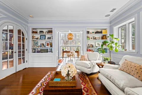 $2,095,000 | 331 East Witchwood Lane, Lake Bluff, IL 60044