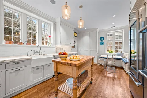 $2,095,000 | 331 East Witchwood Lane, Lake Bluff, IL 60044