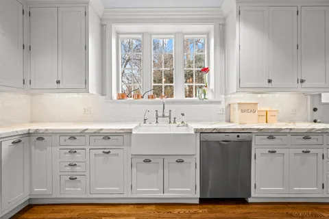 $2,095,000 | 331 East Witchwood Lane, Lake Bluff, IL 60044