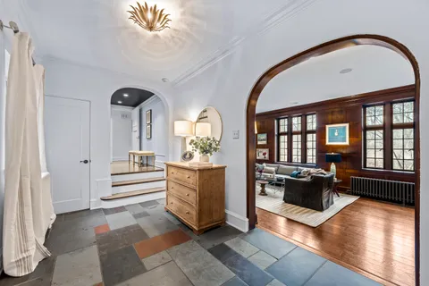 $2,095,000 | 331 East Witchwood Lane, Lake Bluff, IL 60044