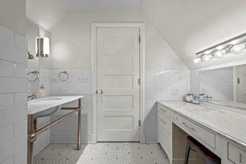 $2,095,000 | 331 East Witchwood Lane, Lake Bluff, IL 60044