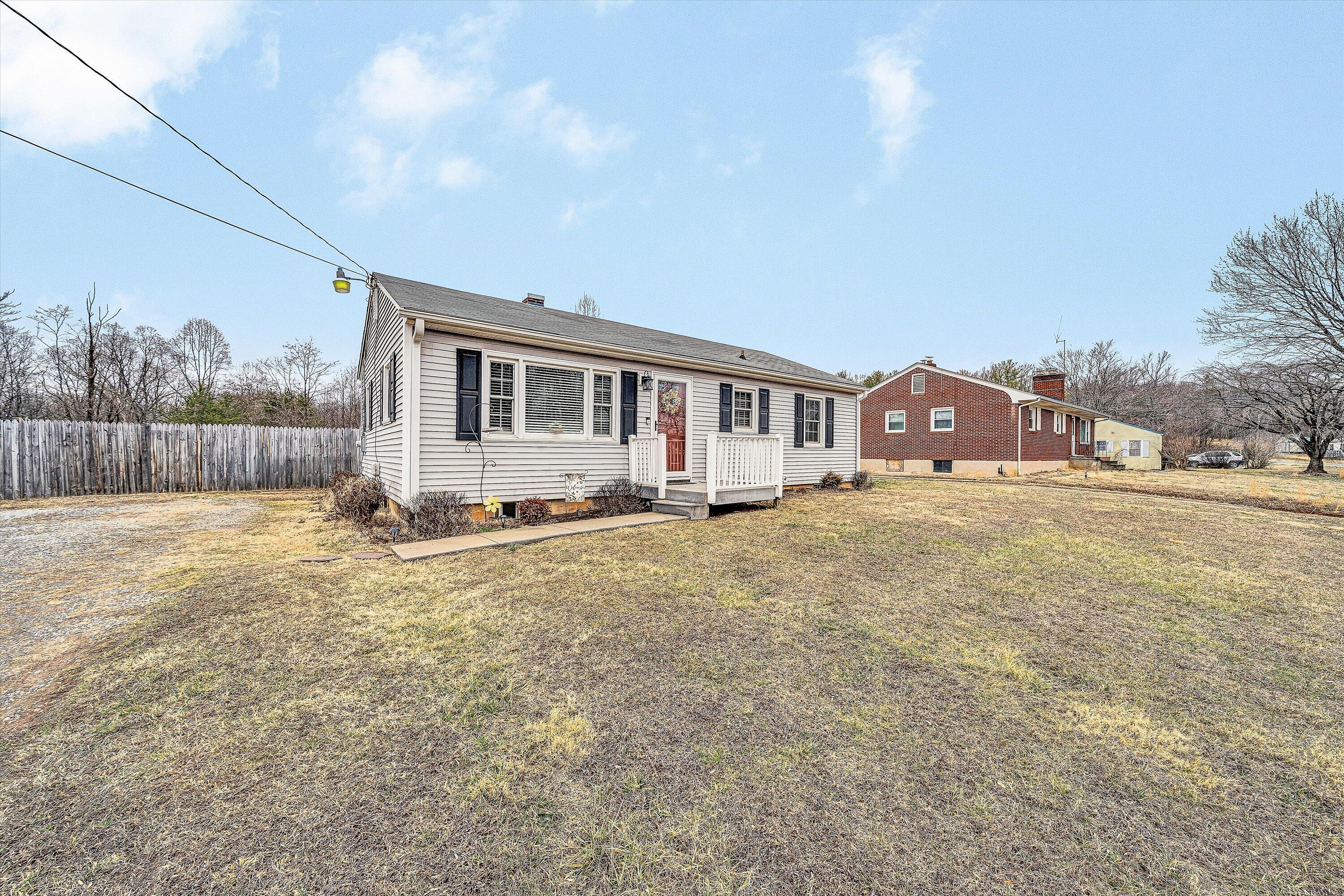 1072 Garner Road Vinton, VA 24179 - Photo 2 of 32 02-VM-02119