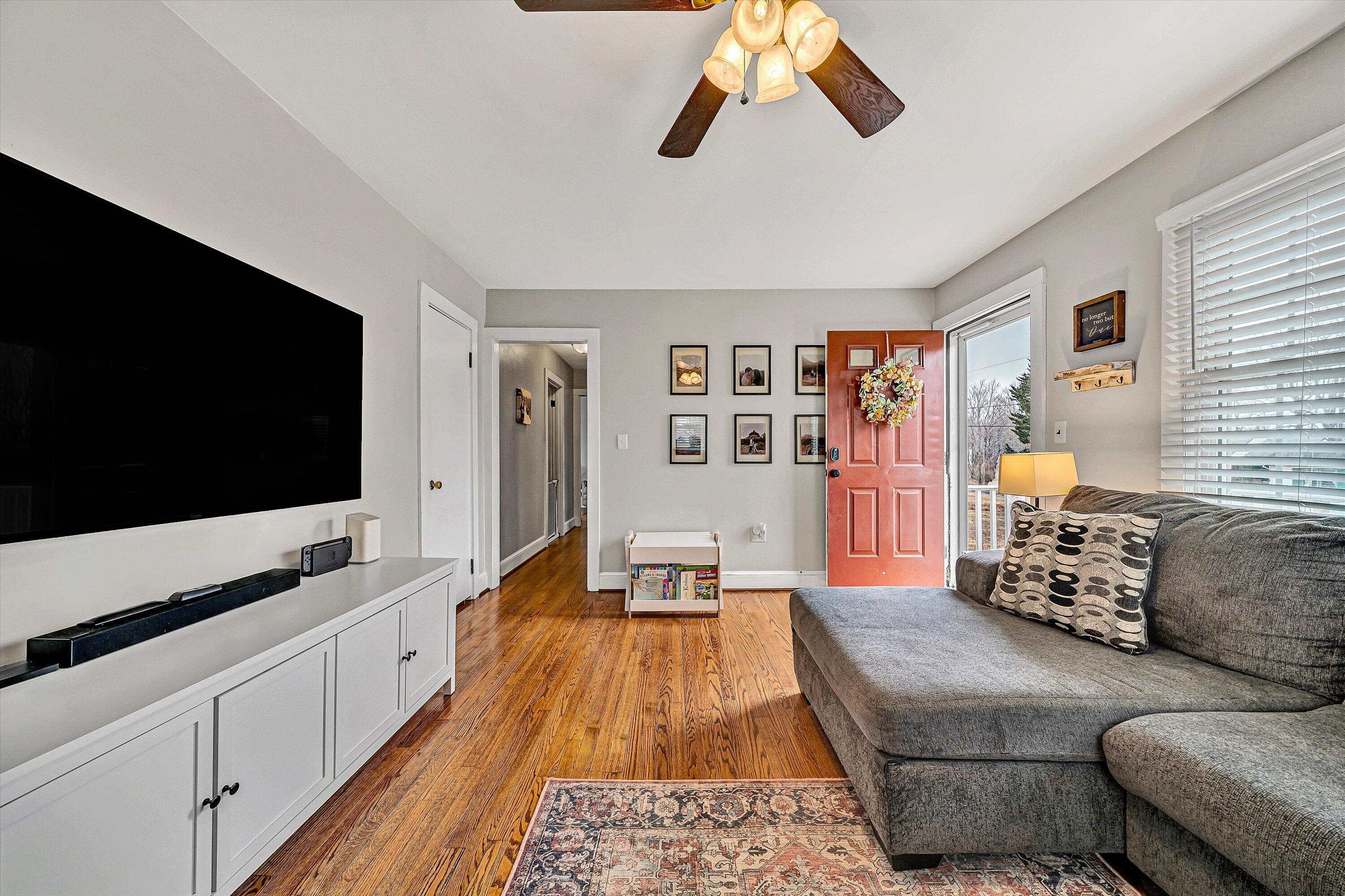 1072 Garner Road Vinton, VA 24179 - Photo 4 of 32 04-VM-02128