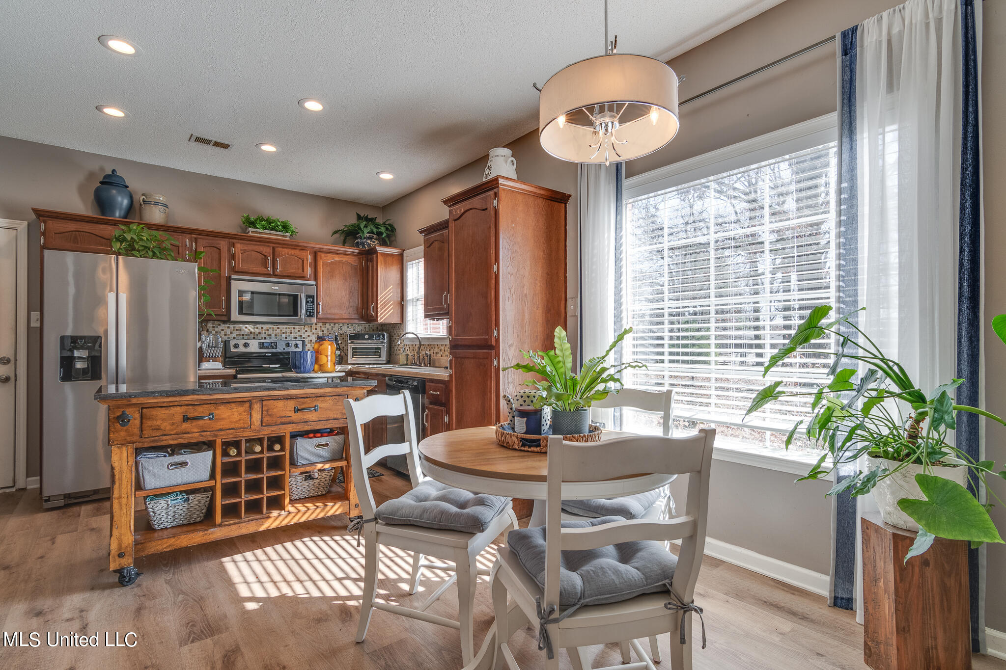 7365 Redbud Road Olive Branch, MS 38654 - Photo 14 of 41 kitchen / breakfast area