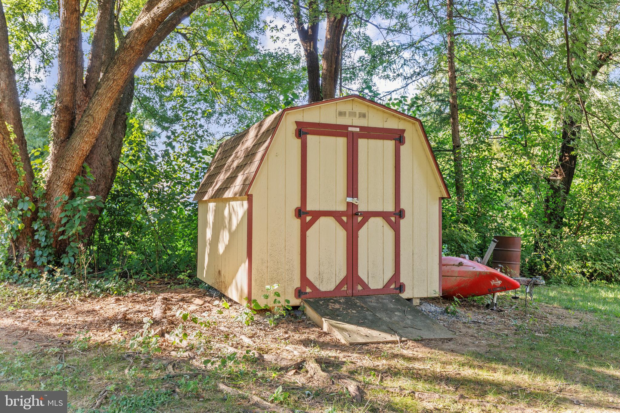 4103 Forrest Road Mount Joy, PA 17552 - Photo 45 of 50 a backyard of a house with table and chairs