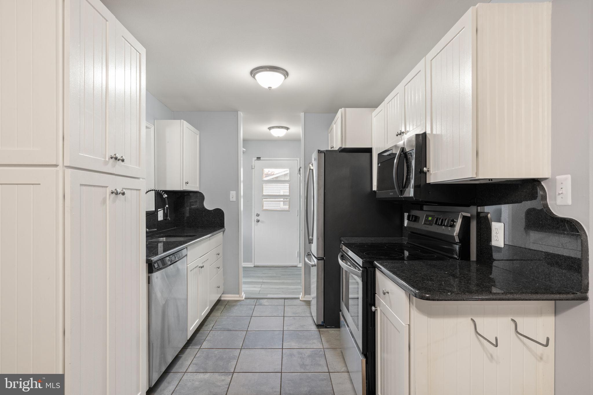 904 Hopton Road Woodbridge, VA 22191 - Photo 12 of 31 Gallery Image 12