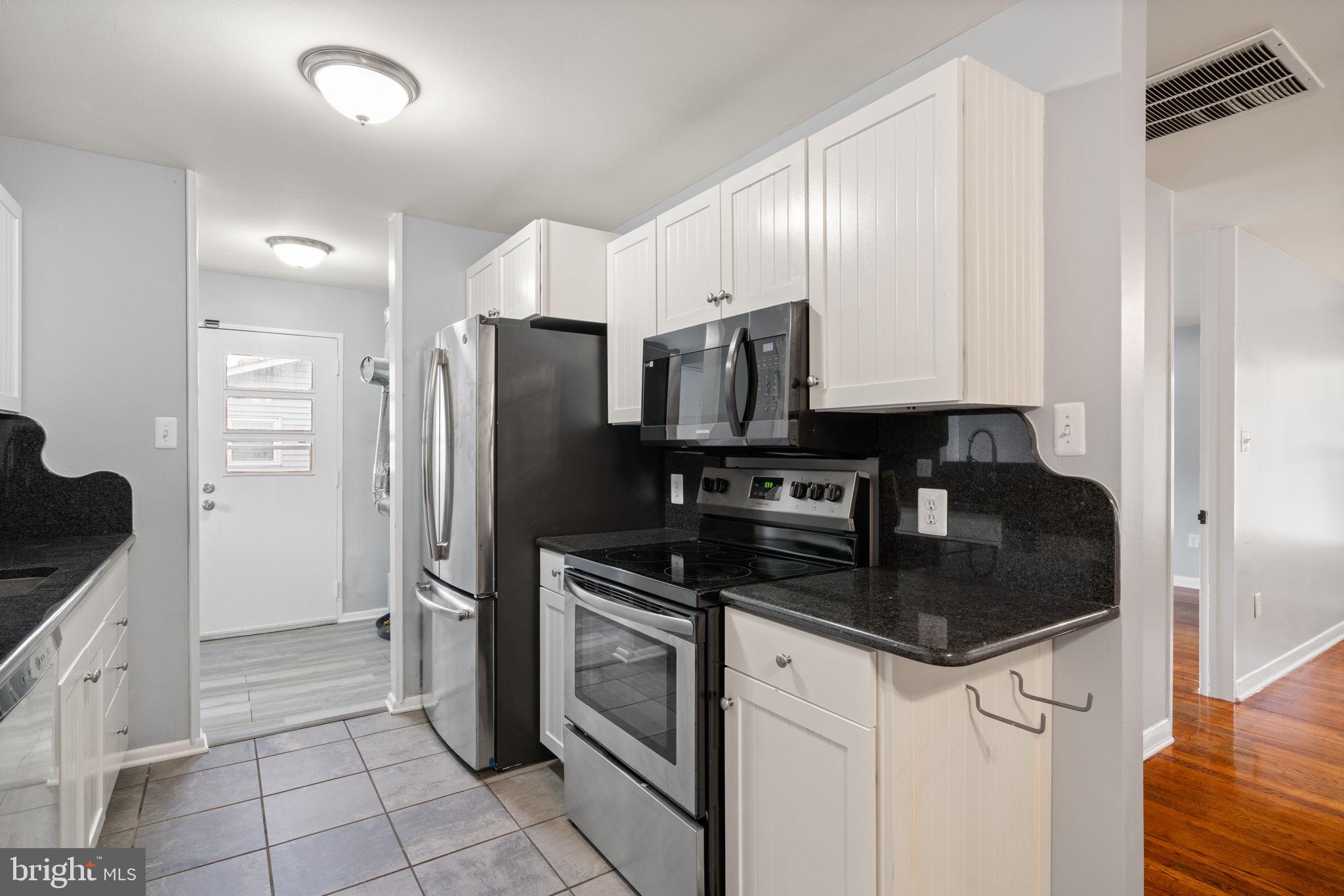 904 Hopton Road Woodbridge, VA 22191 - Photo 14 of 31 Gallery Image 14