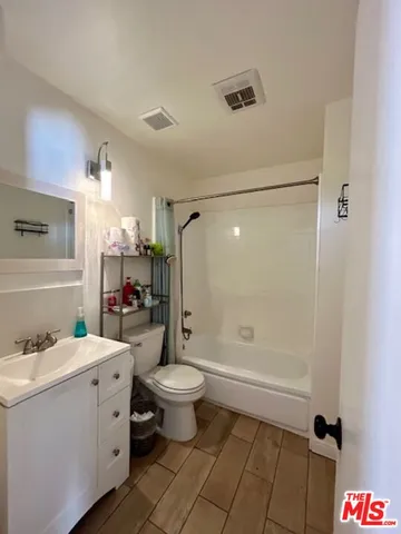 $489,000 | 18555 Collins Street, Unit C27, Tarzana, CA 91356